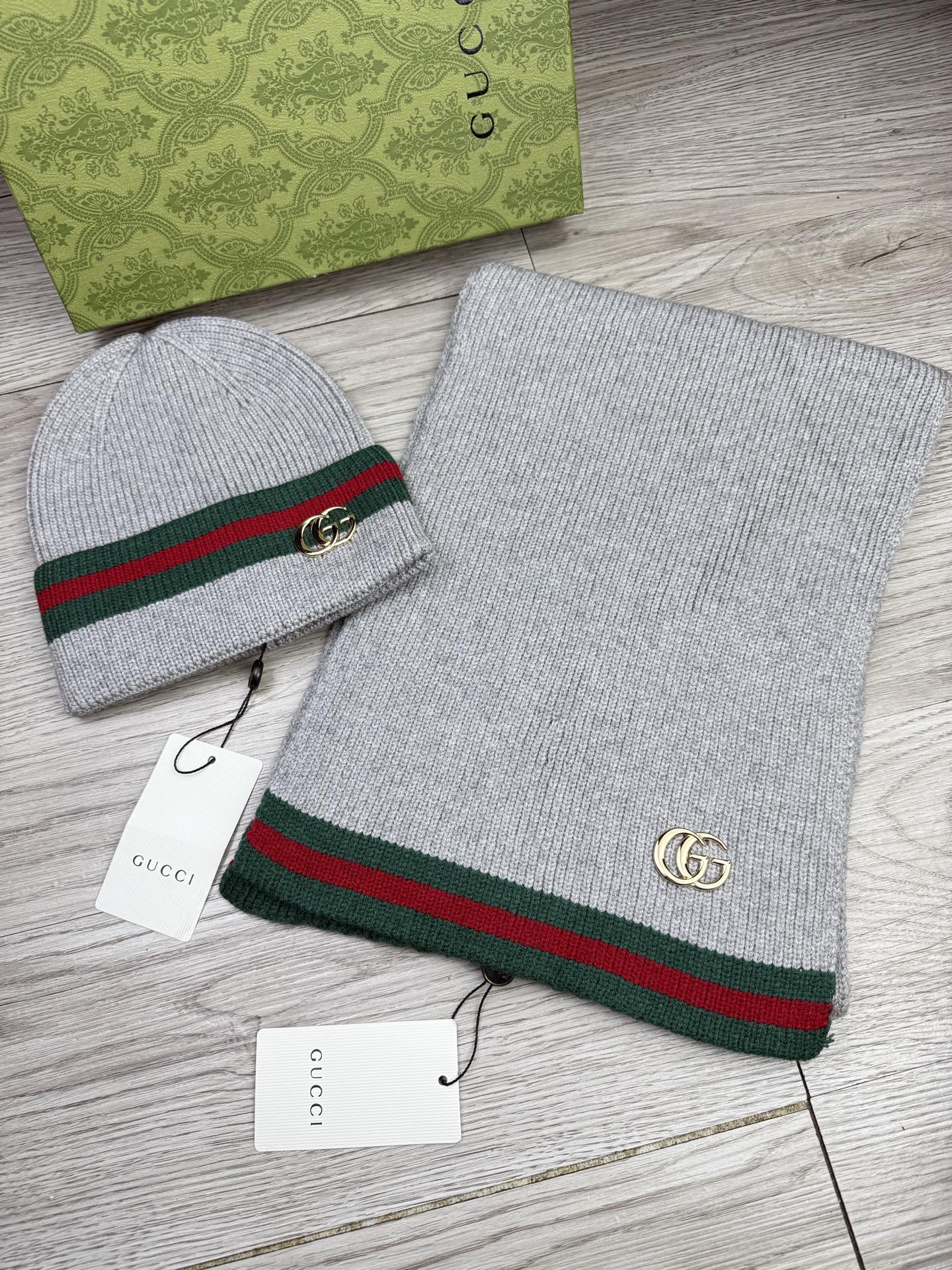 Metal logo knitted scarf and hat set