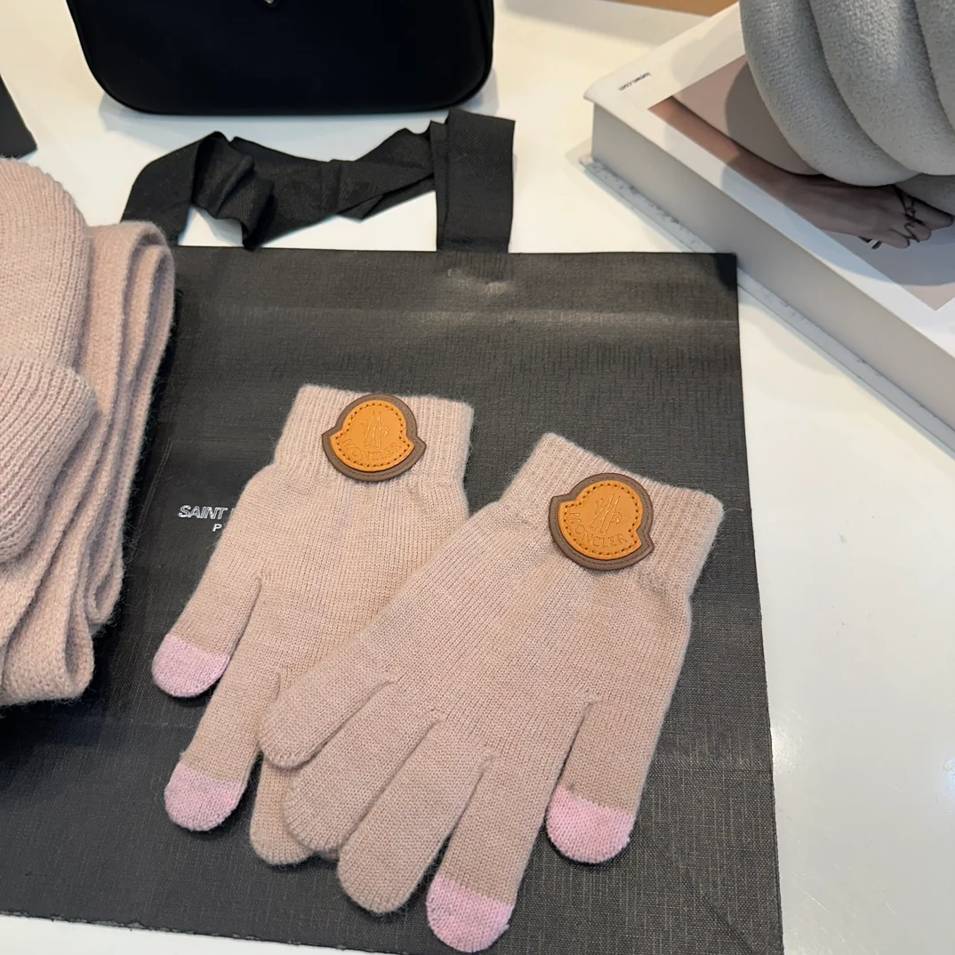 Leather label knitted scarf hat gloves set
