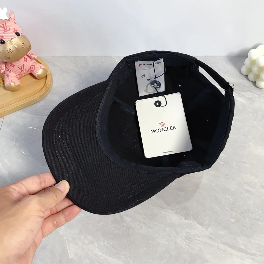 Stylish embroidered baseball cap