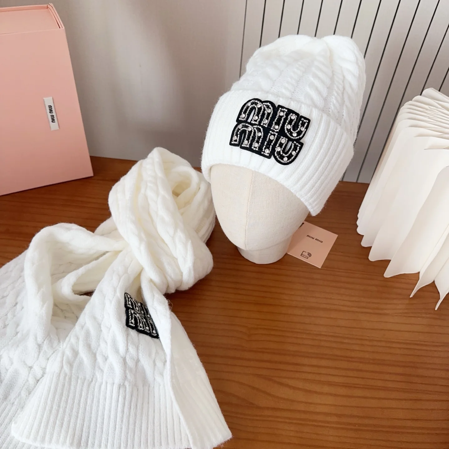 Embroidery knit scarf and hat set