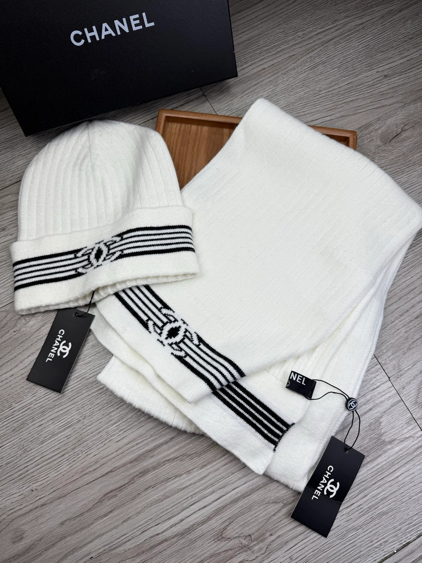 Jacquard knit scarf and hat set