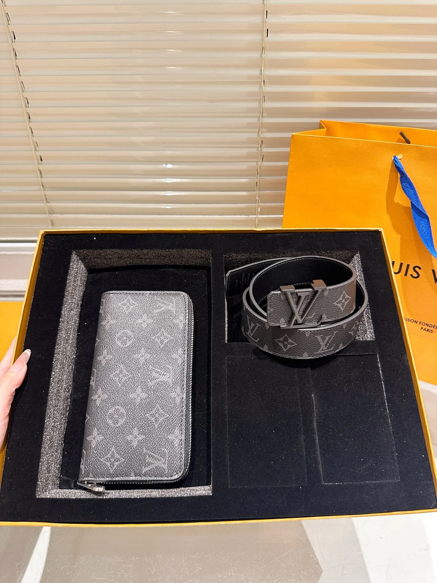 Fashion Men's Embossed Wallet + Belt Gift Box