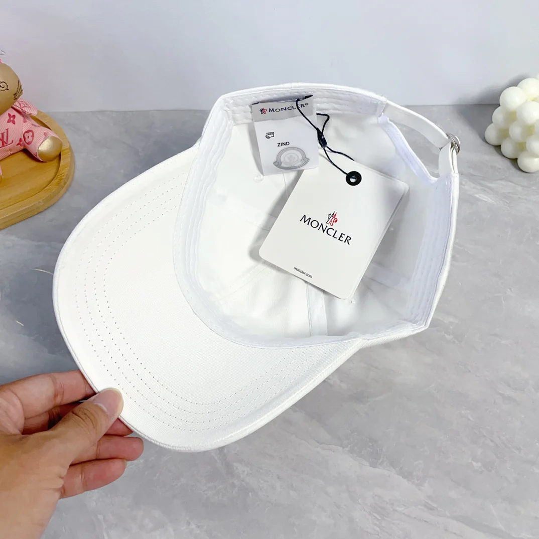 Stylish embroidered baseball cap