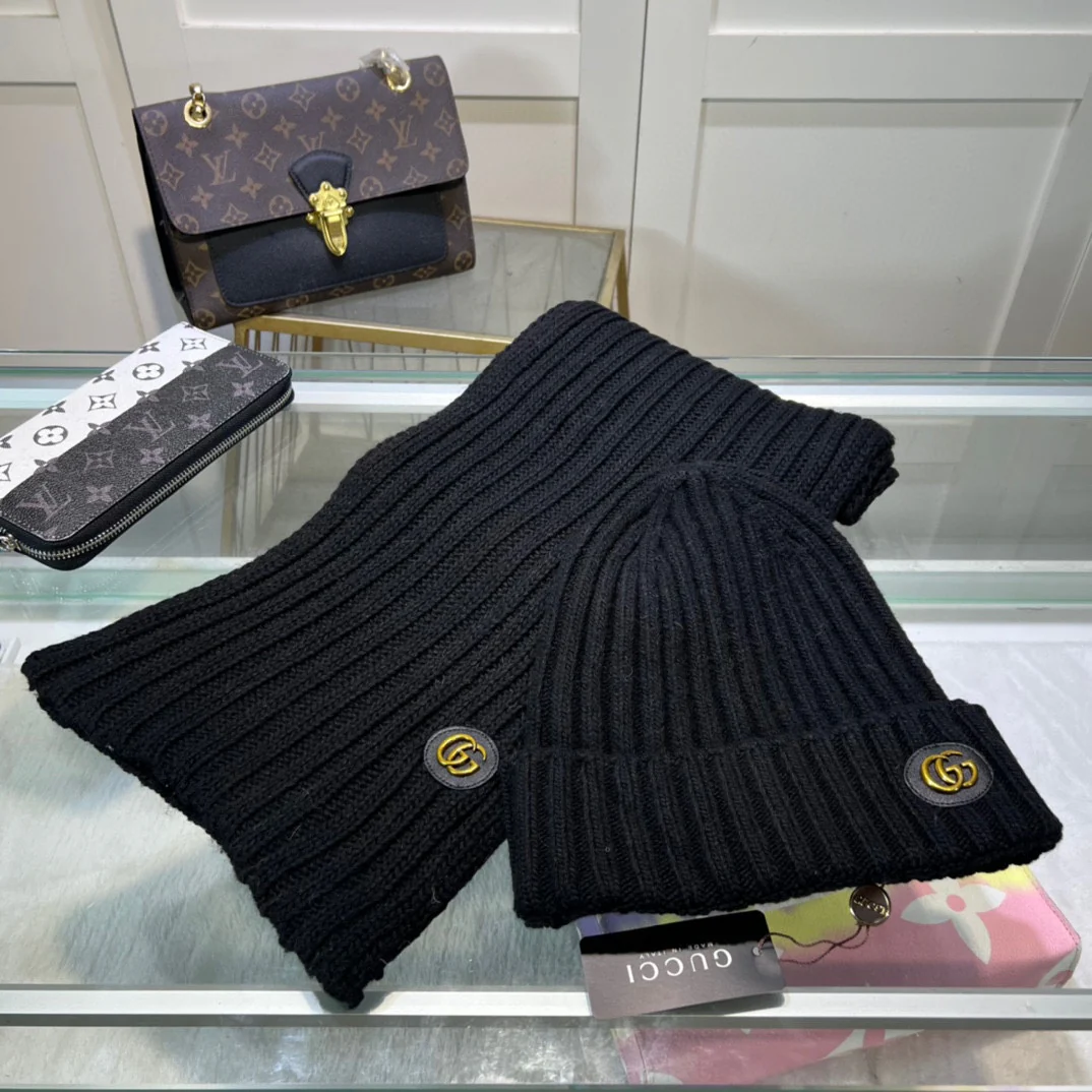 Leather label wool knit scarf and hat set