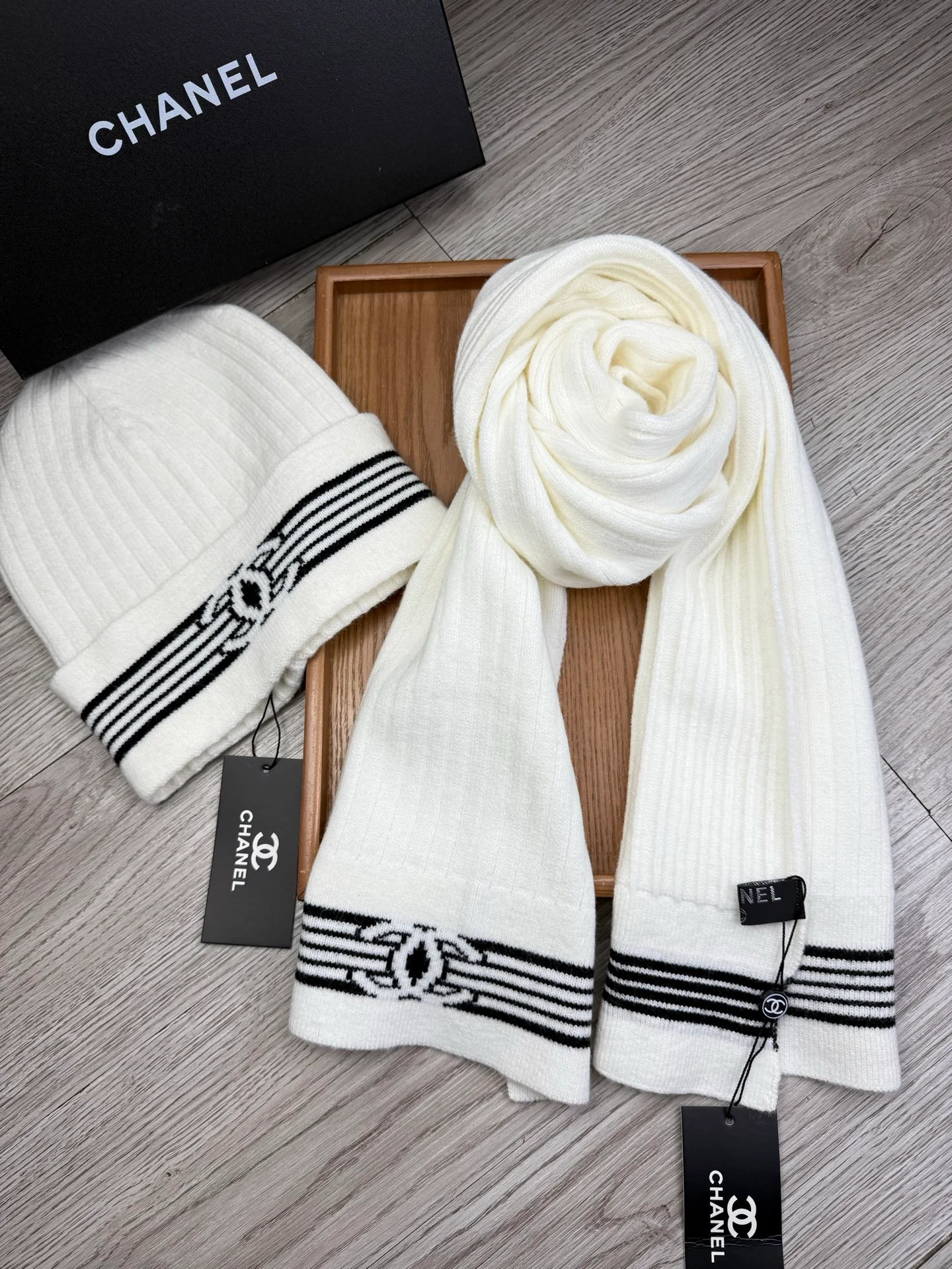 Jacquard knit scarf and hat set