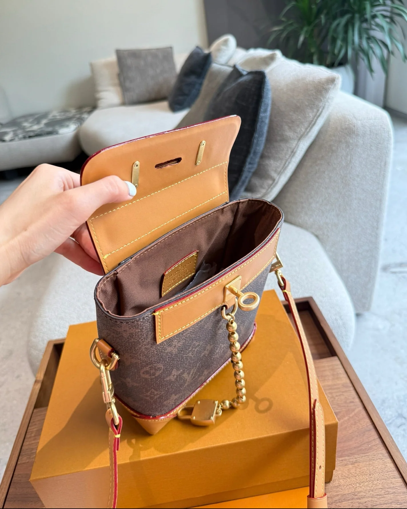 Men's Chain Lock Crossbody Bag