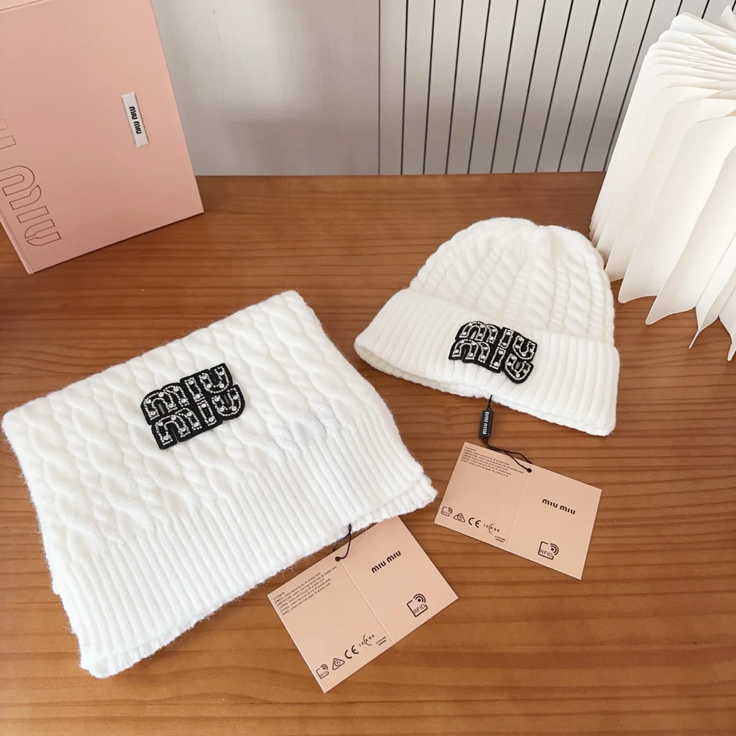 Embroidery knit scarf and hat set