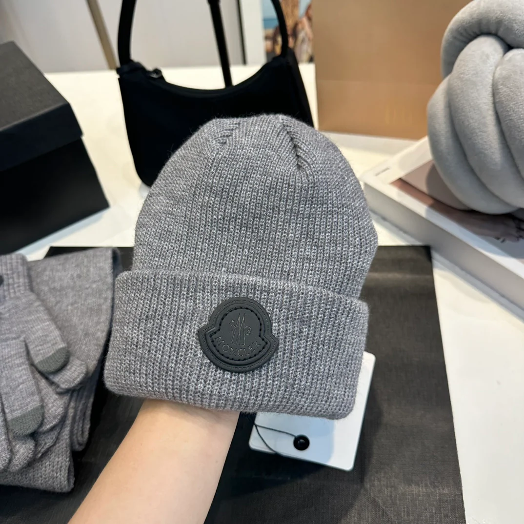 Leather label knitted scarf hat gloves set