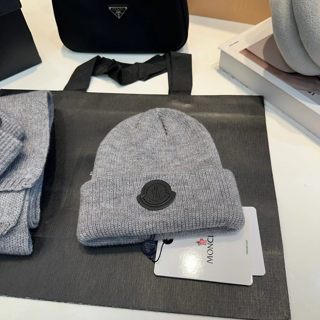 Leather label knitted scarf hat gloves set