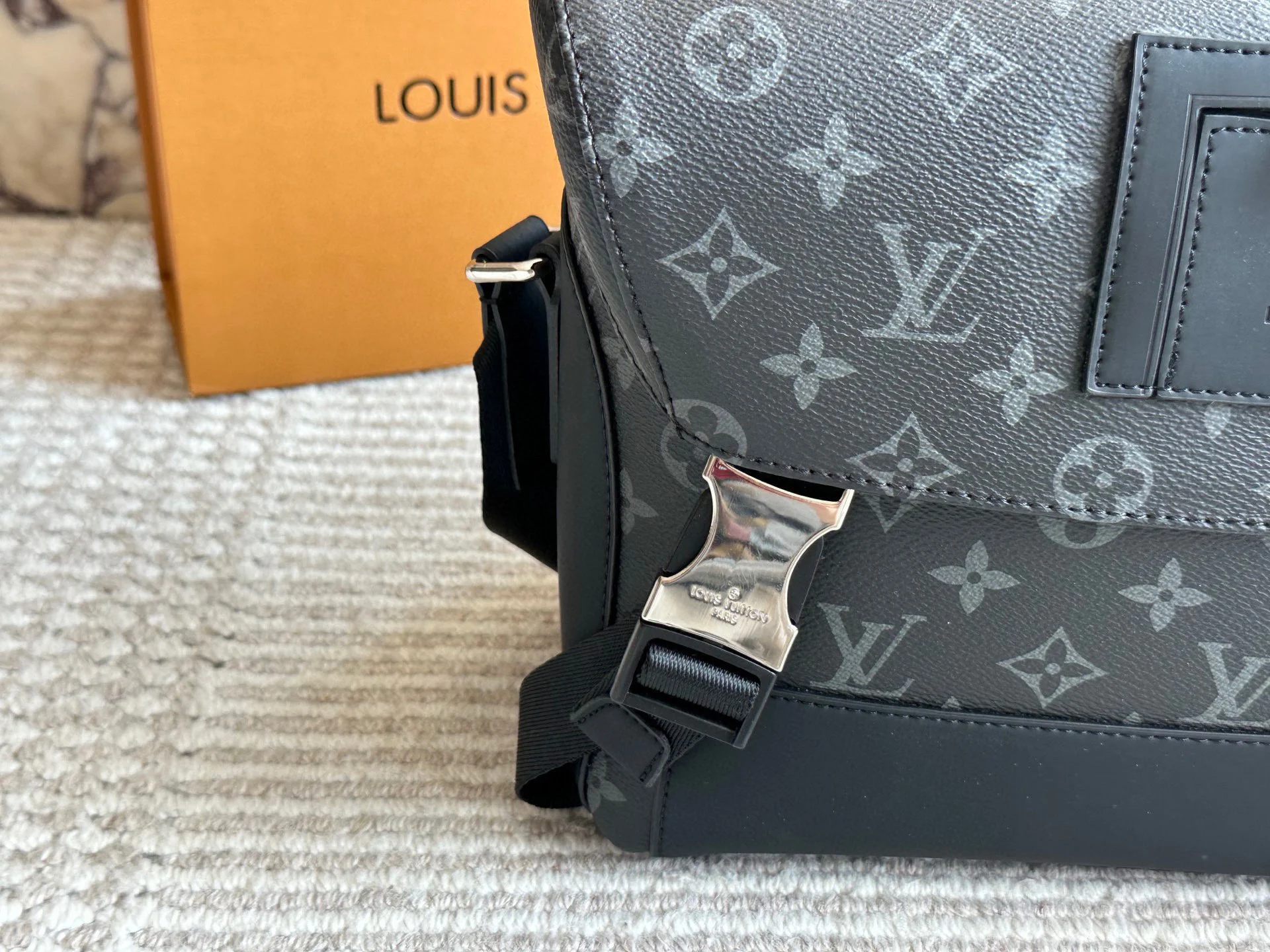 Men's messenger bags