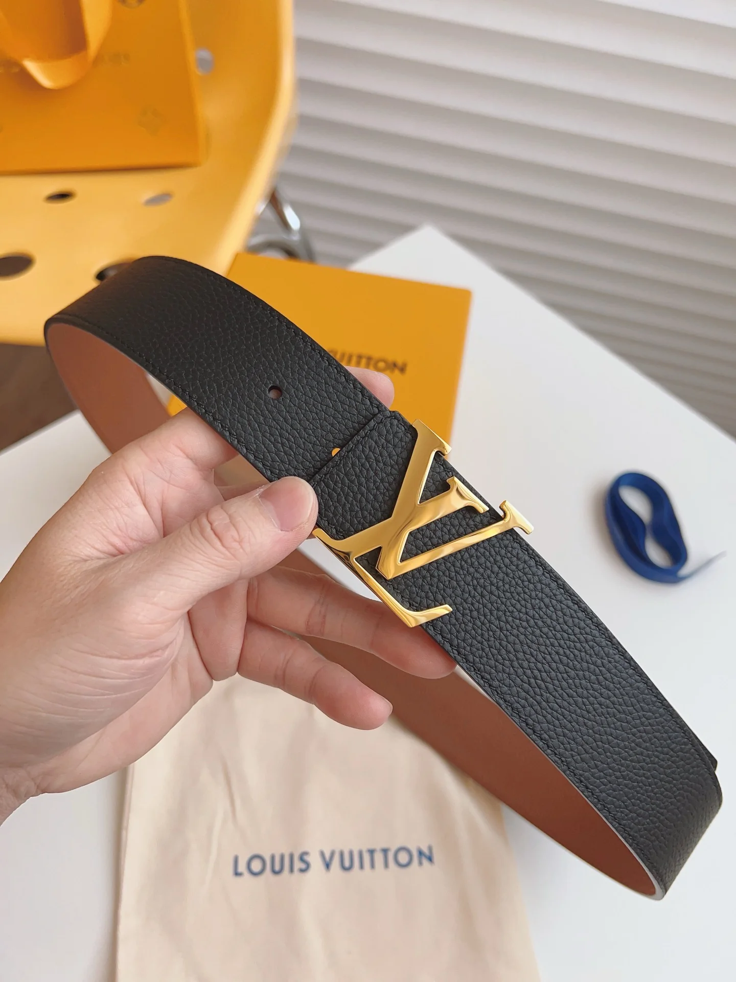 Two-tone leather belt