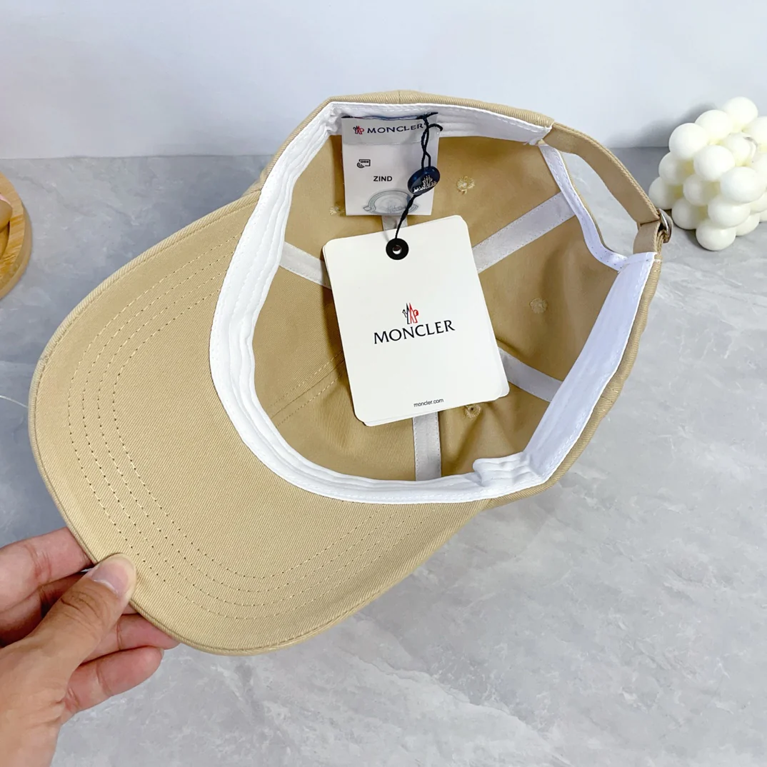 Fashionable embroidered baseball cap