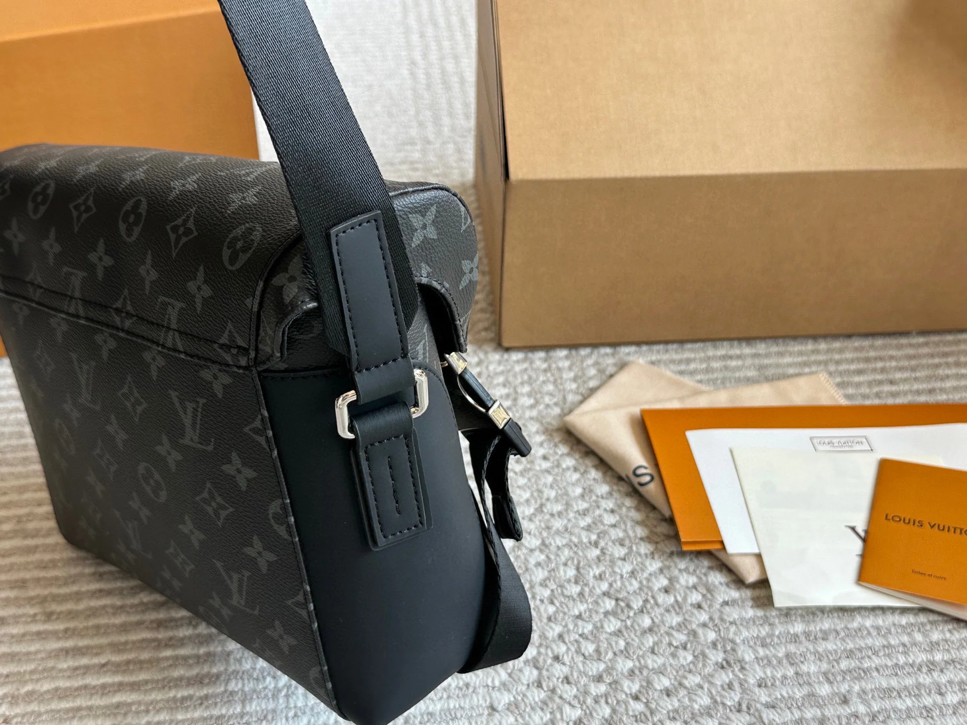 Men's messenger bags