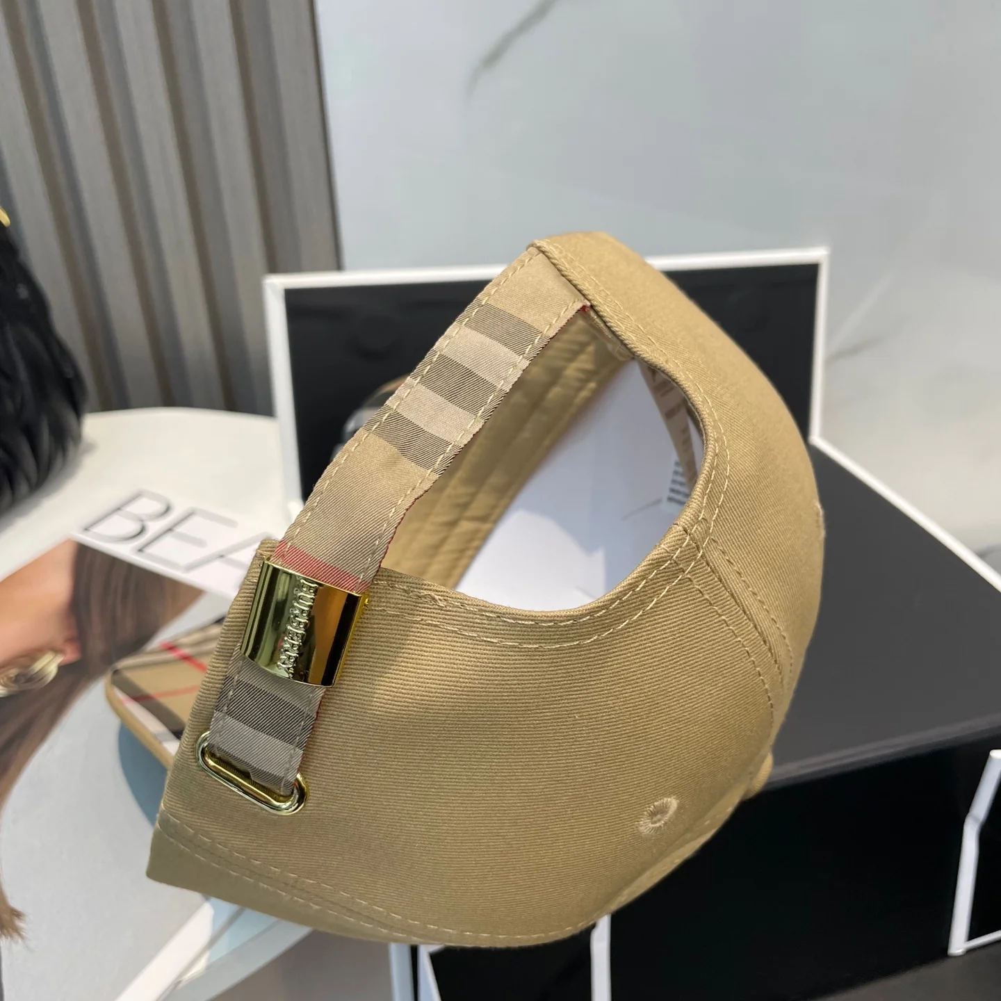 Fashionable embroidered baseball cap