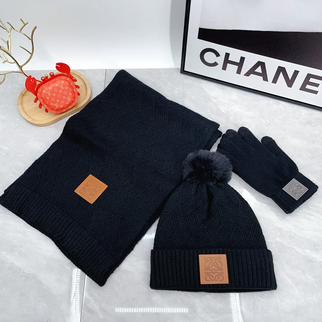 Leather label knitted scarf hat gloves set