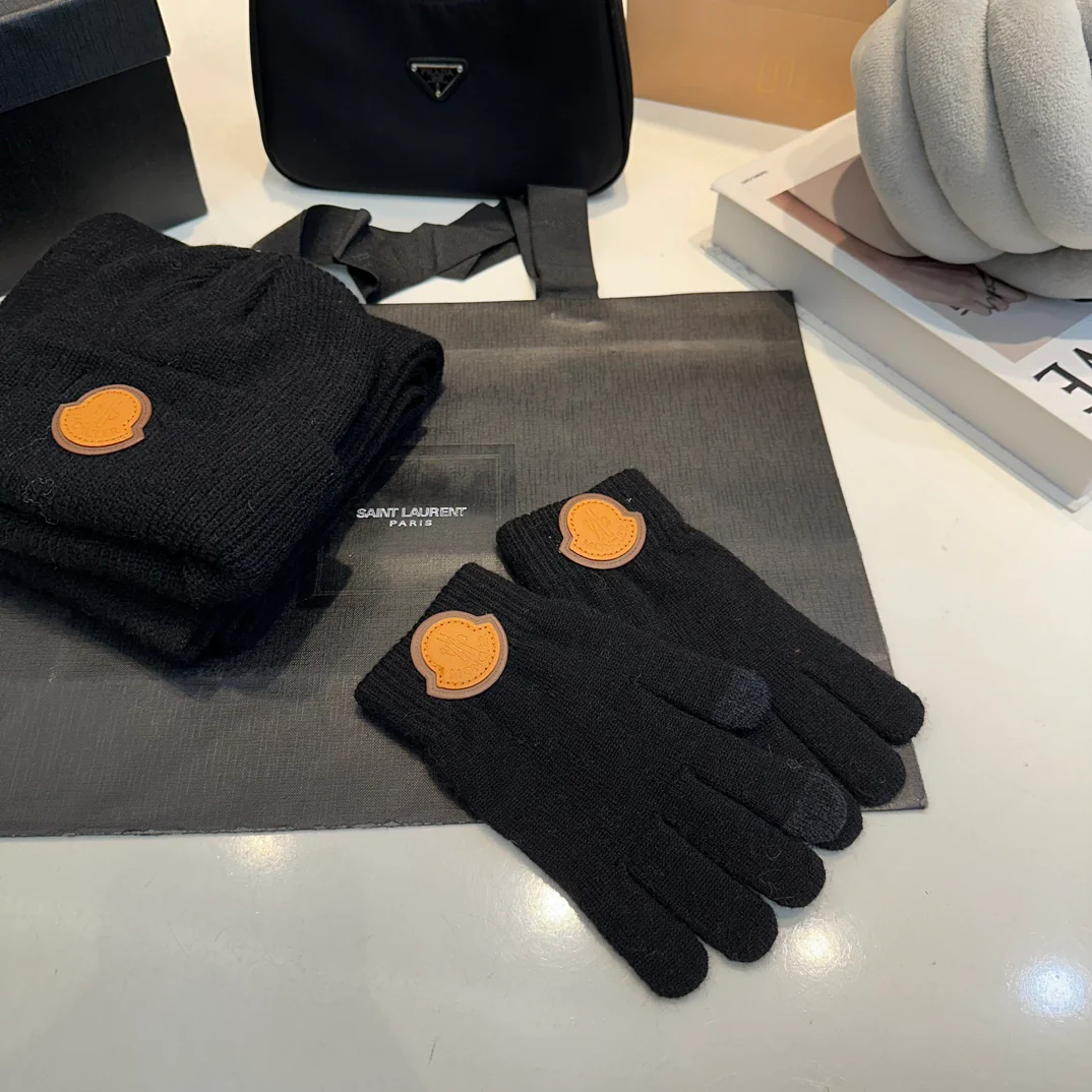 Leather label knitted scarf hat gloves set
