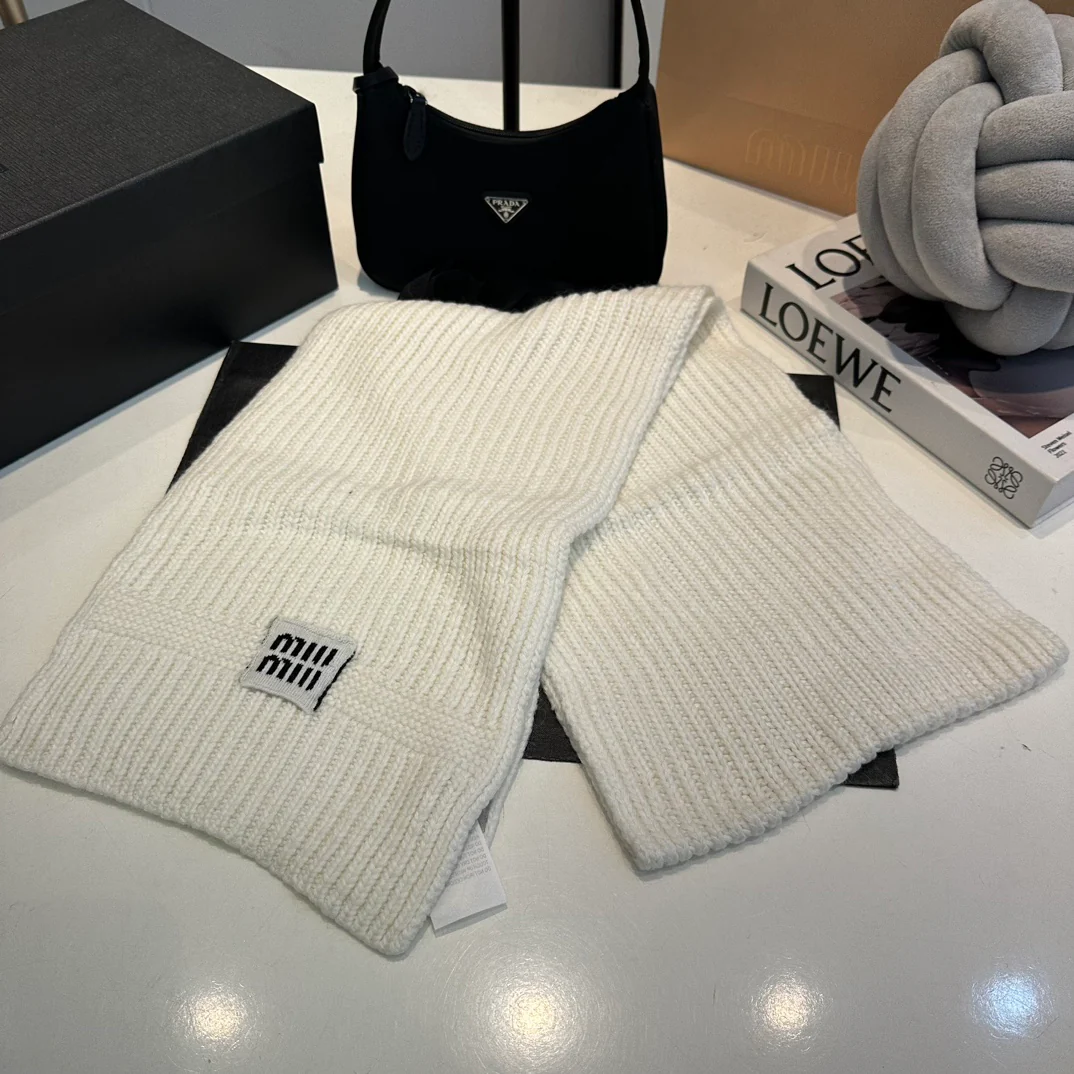 Jacquard knit scarf and hat set