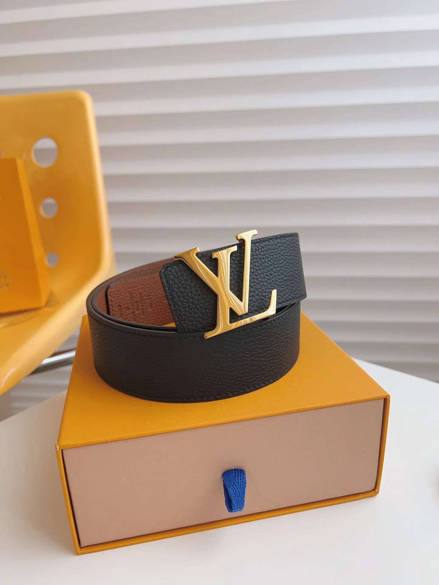 Two-tone leather belt