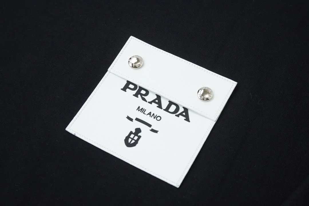 Three-dimensional leather patch T-shirt