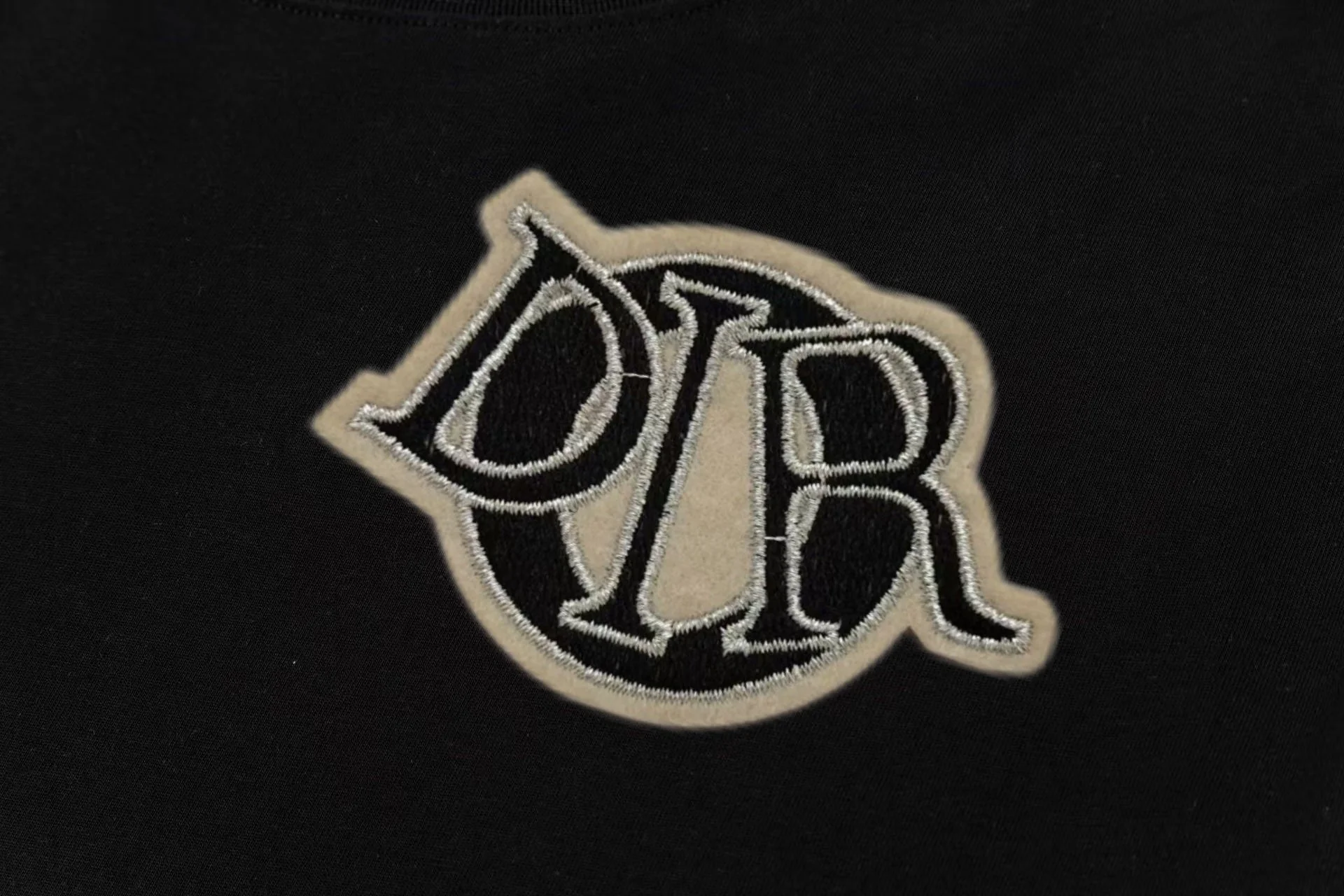 Simple embroidered cotton T-shirt