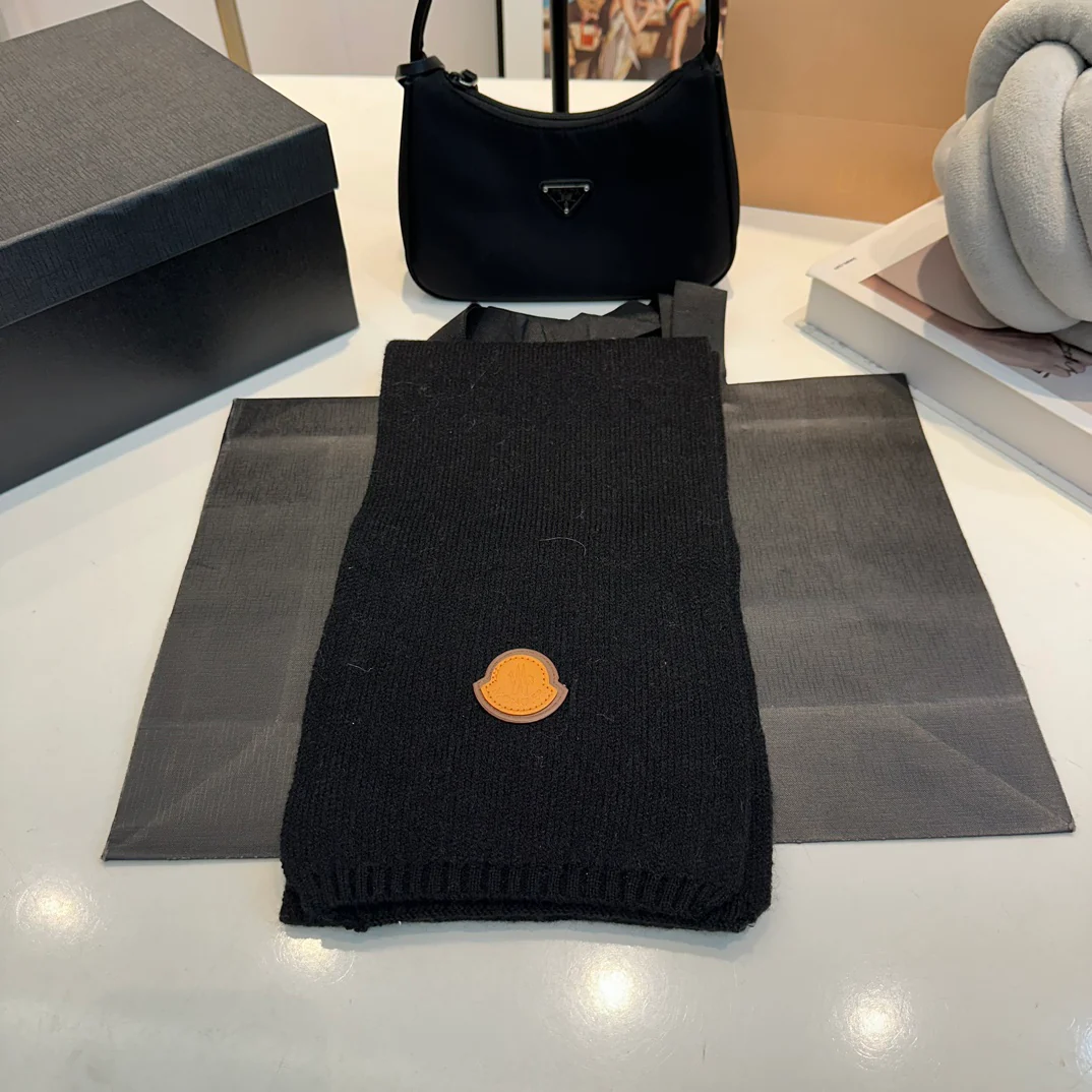 Leather label knitted scarf hat gloves set