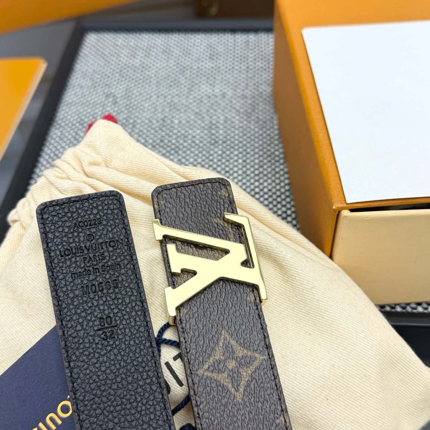 Two-tone leather belt