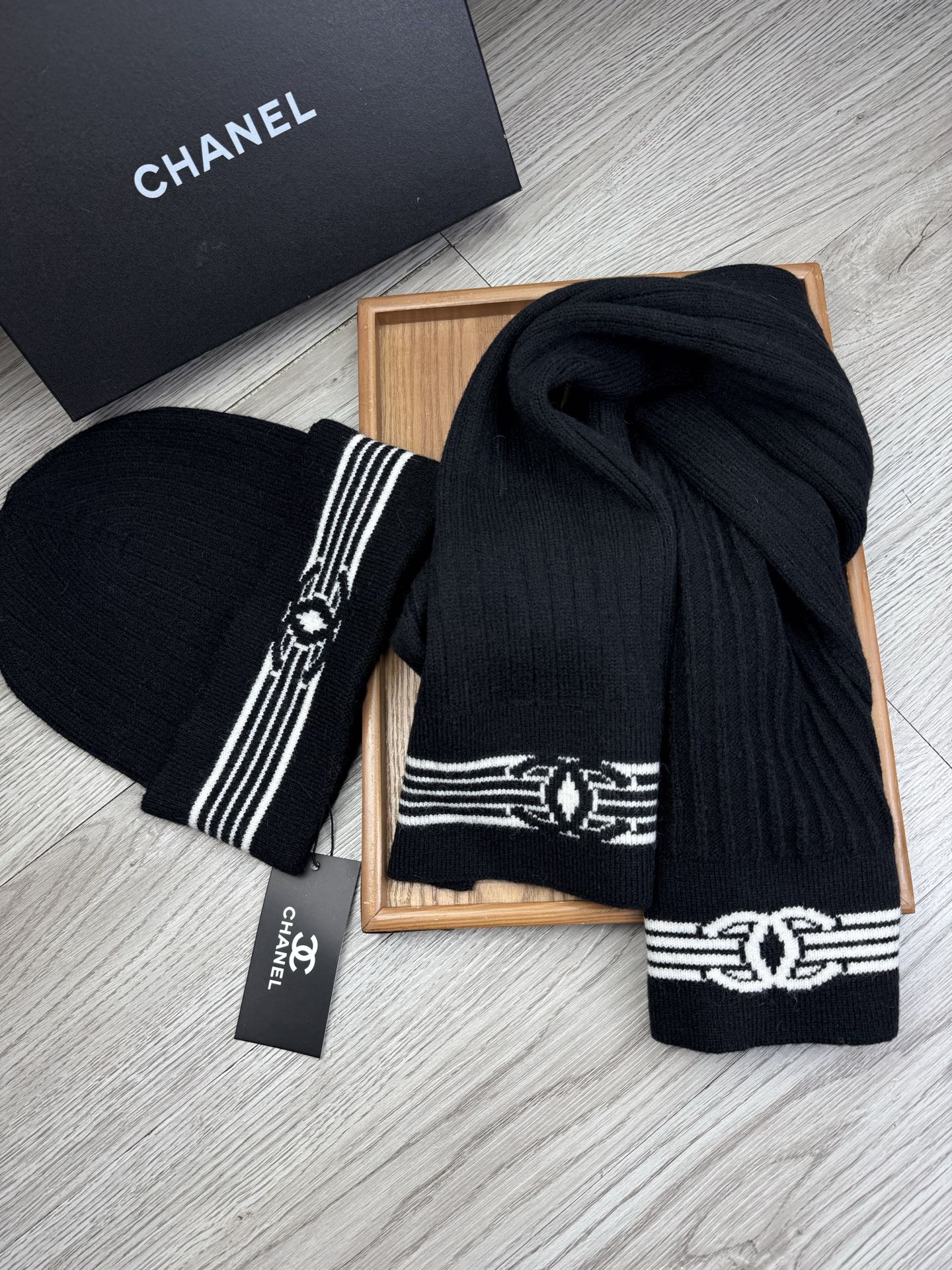 Jacquard knit scarf and hat set