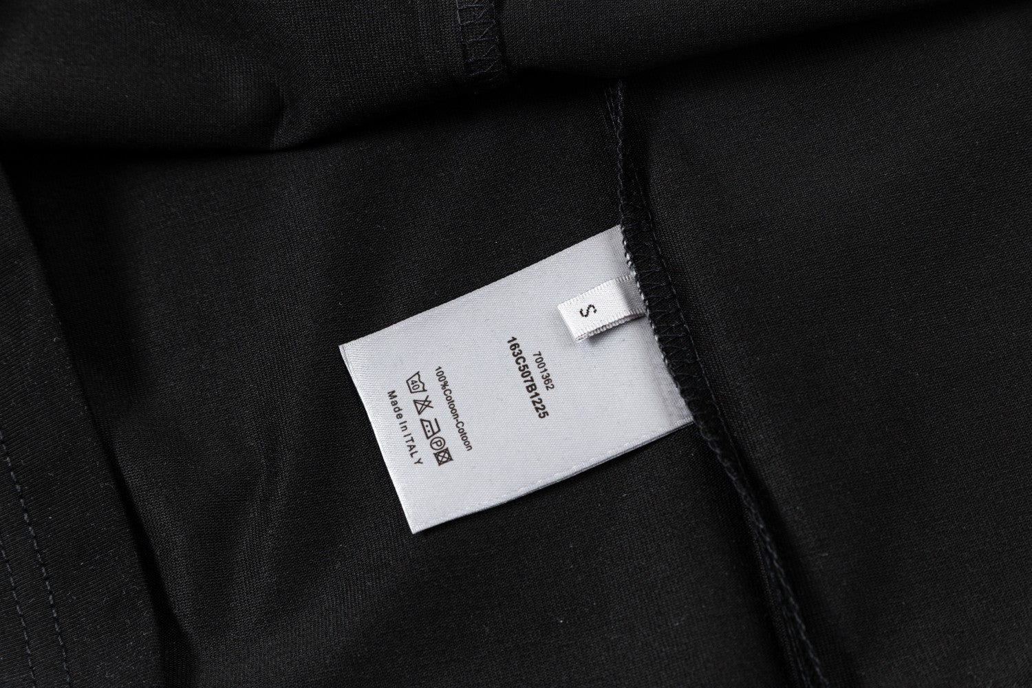 Creative embroidered pocket T-shirt