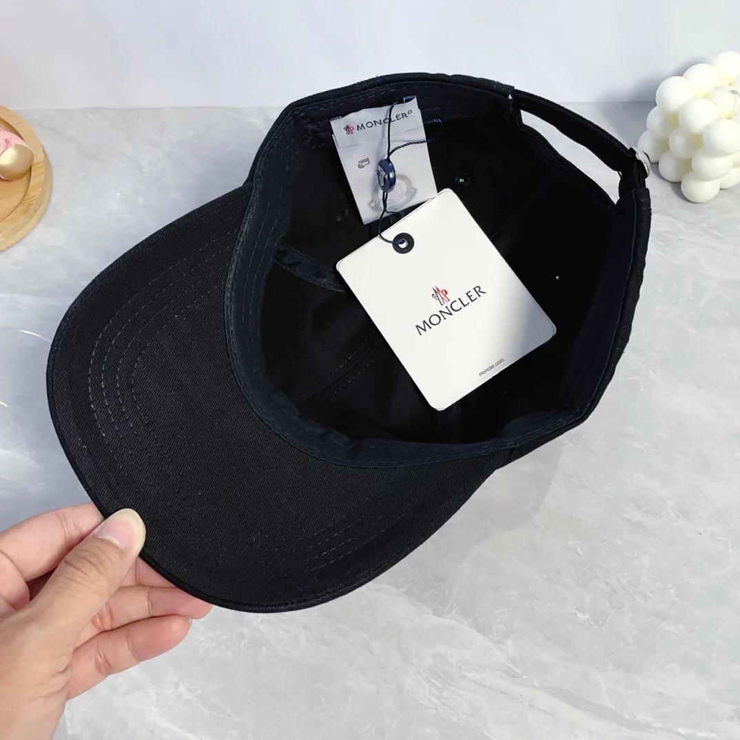 Fashionable embroidered baseball cap