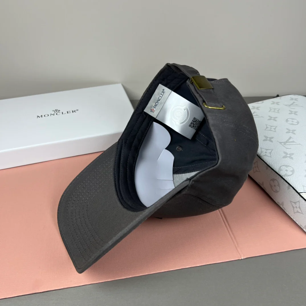 Fashion offset baseball cap