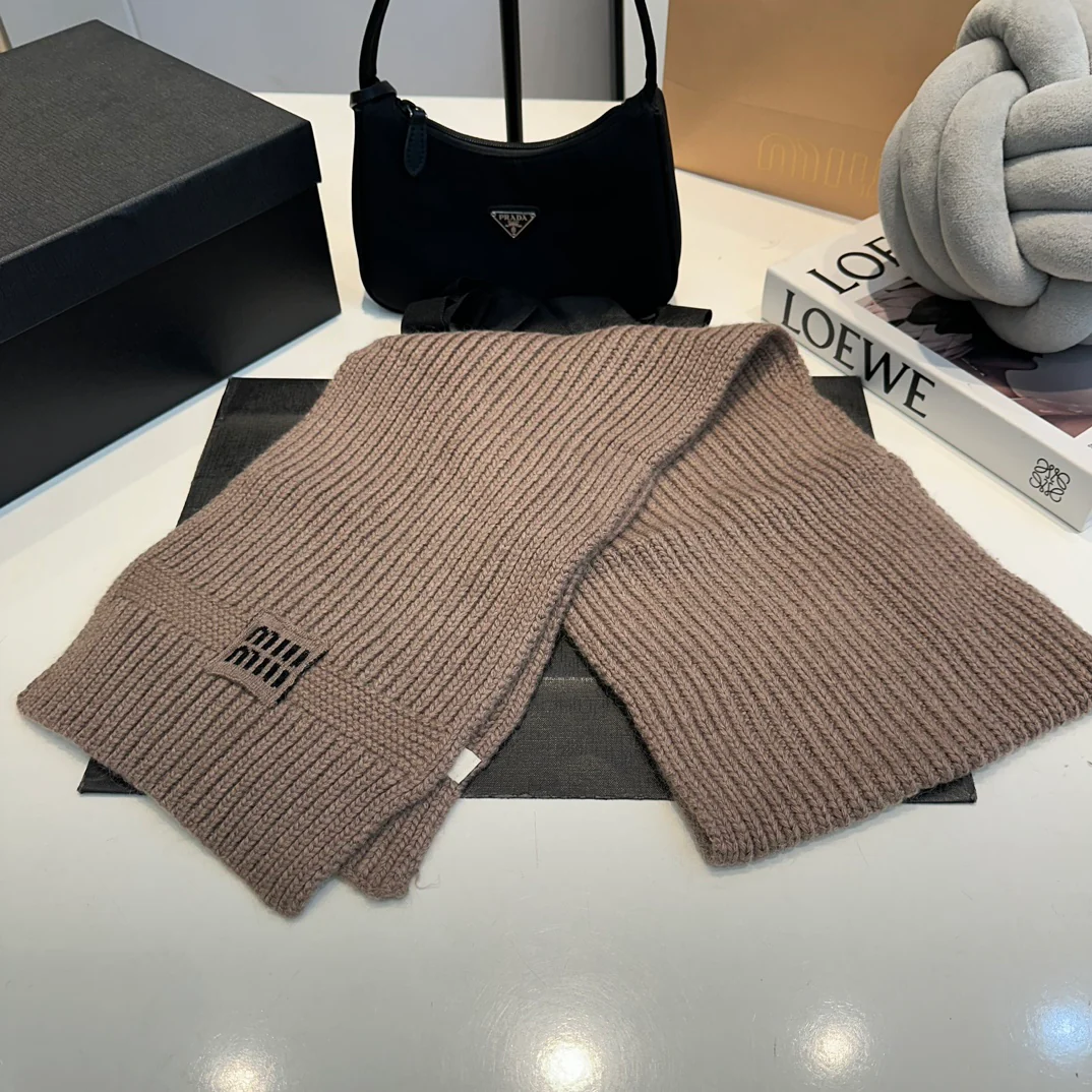 Jacquard knit scarf and hat set