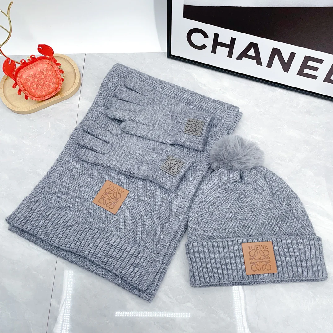 Leather label knitted scarf hat gloves set