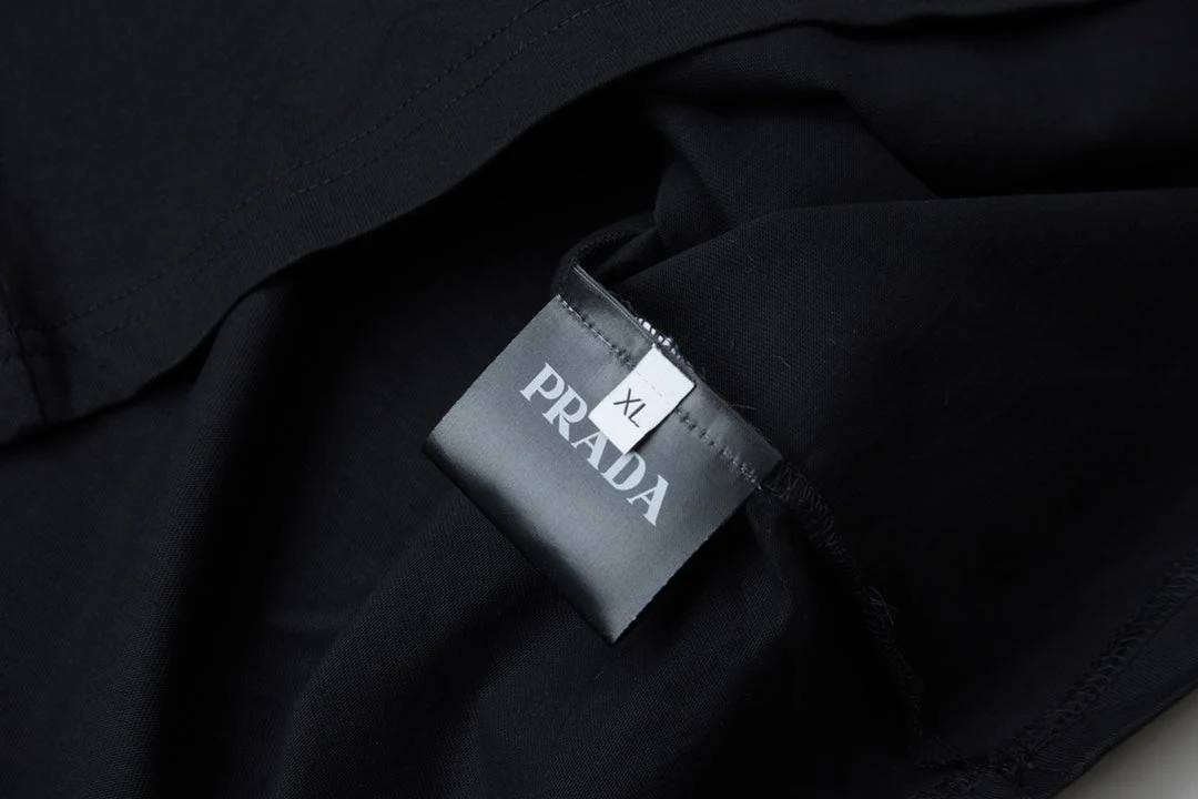 Three-dimensional leather patch T-shirt