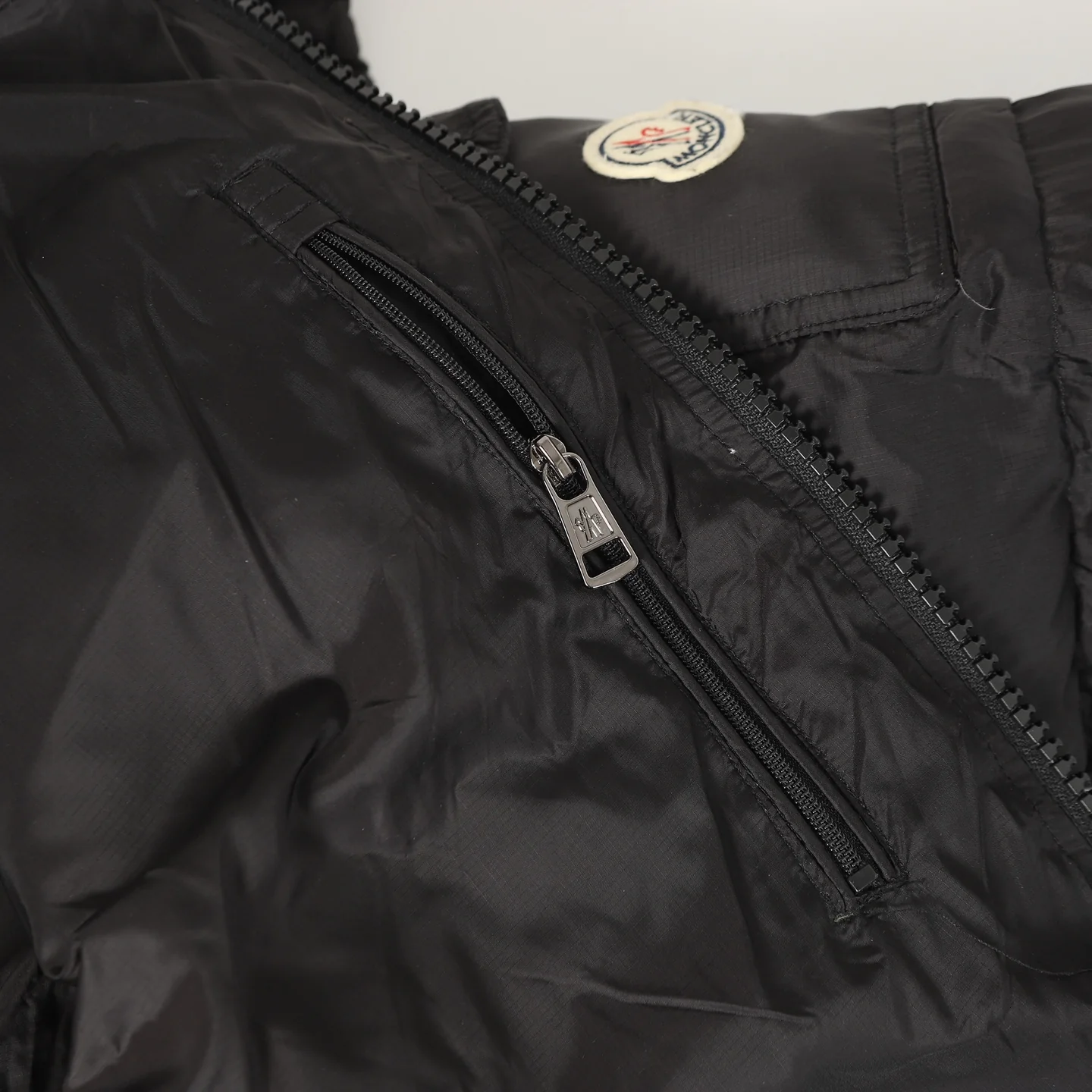 Pocket down hooded jacket
