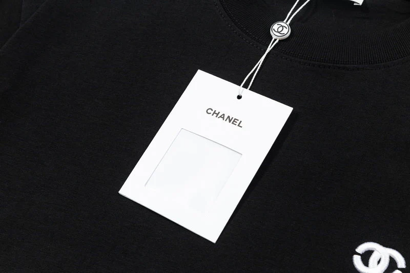 Simple embroidered cotton T-shirt