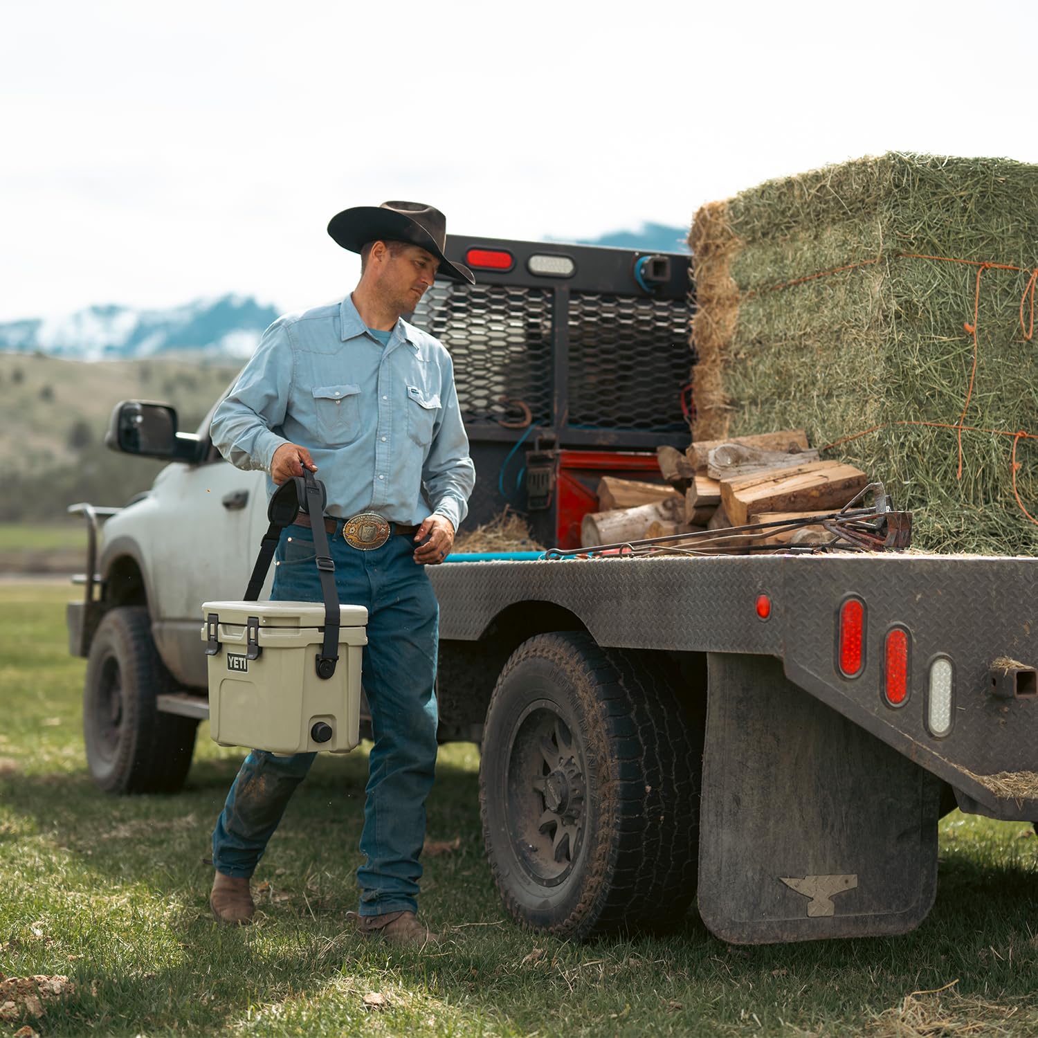 YETI Roadie 15 Hard Cooler with DoubleDuty Shoulder Strap(Meet the most compact hard cooler in our lineup.)