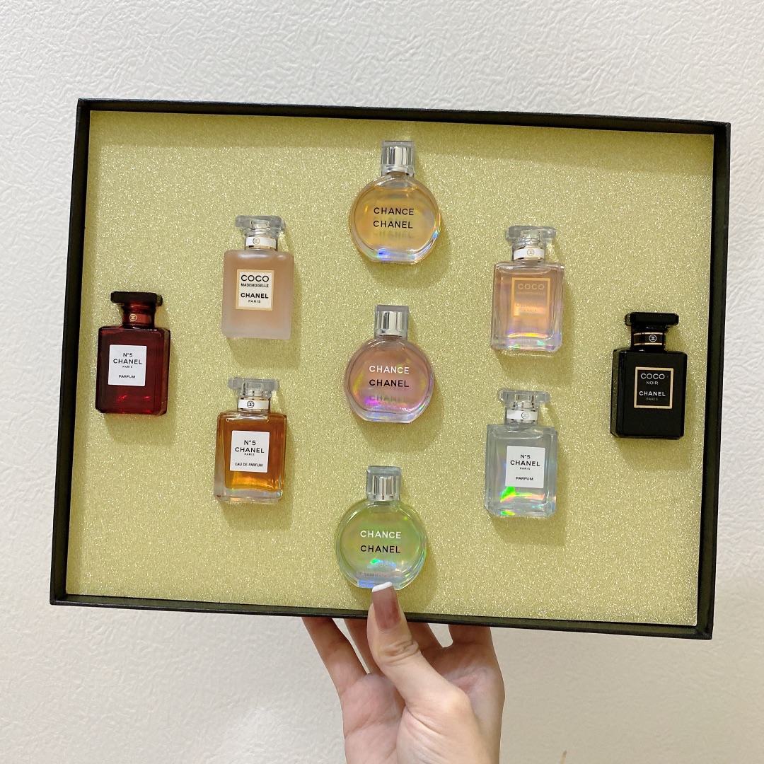 D113：CHANEL 9-Piece Mini Fragrance Gift Set (7.5ml × 9)
