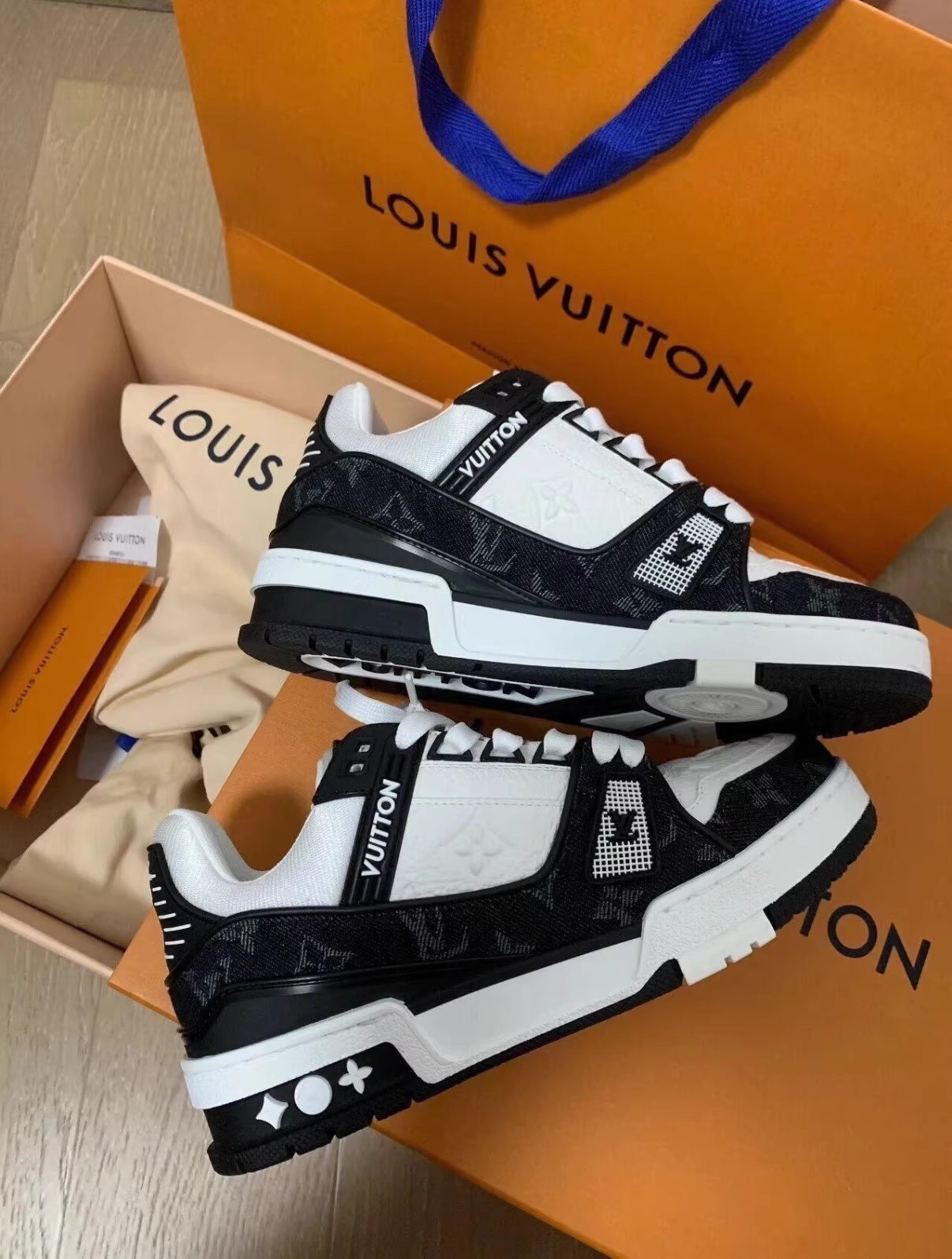 LV TRAINER SNEAKER