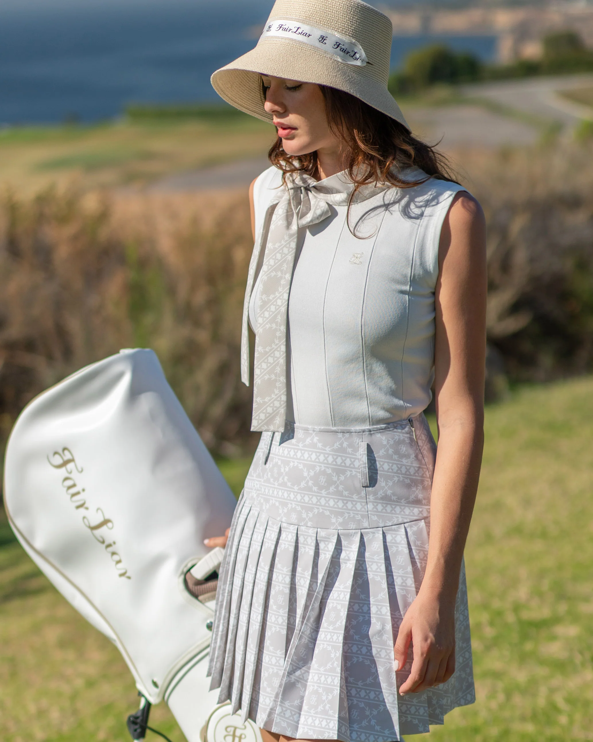 Patterned Neck Ribbon Sleeveless Knit (White)